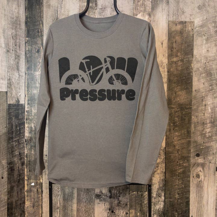 Fatbike Graphic „Low Pressure” op grijs t-shirt met lange mouwen voor wholesale door Dutch Bike Printing Co.