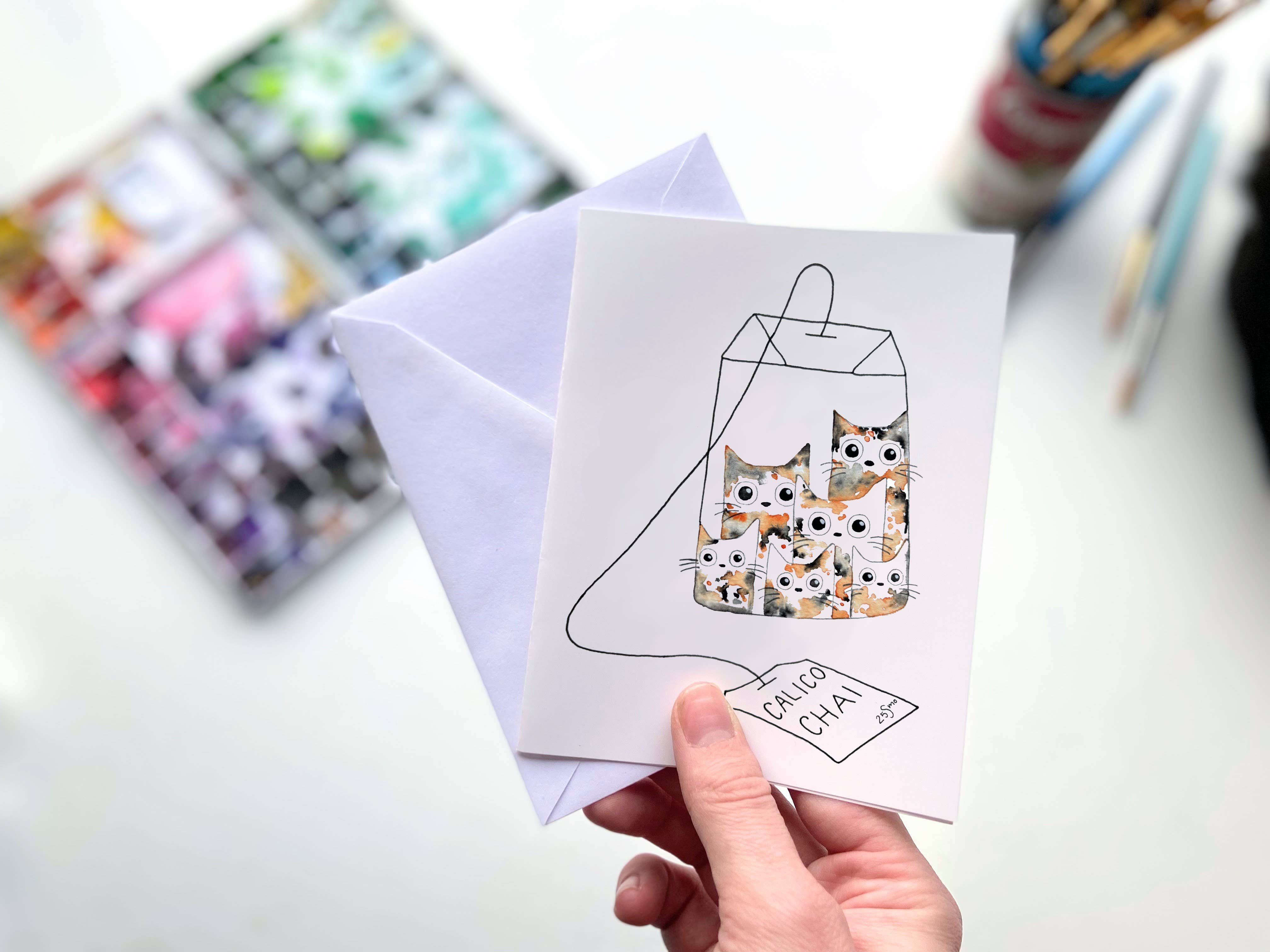 Owlfeathers Watercolor – Großhandel Grußkarten für den Alltag – Calico-Katze Chai-Tee Grußkarte – Gemütliche Aquarellkunst