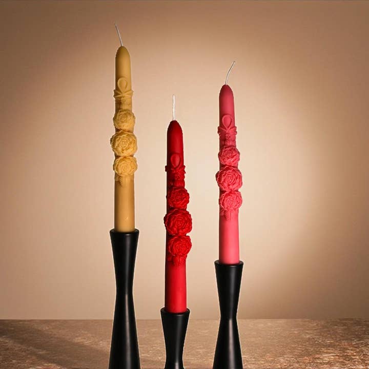 Bougie conique décorée de roses pour la vente par Agaboo Candle