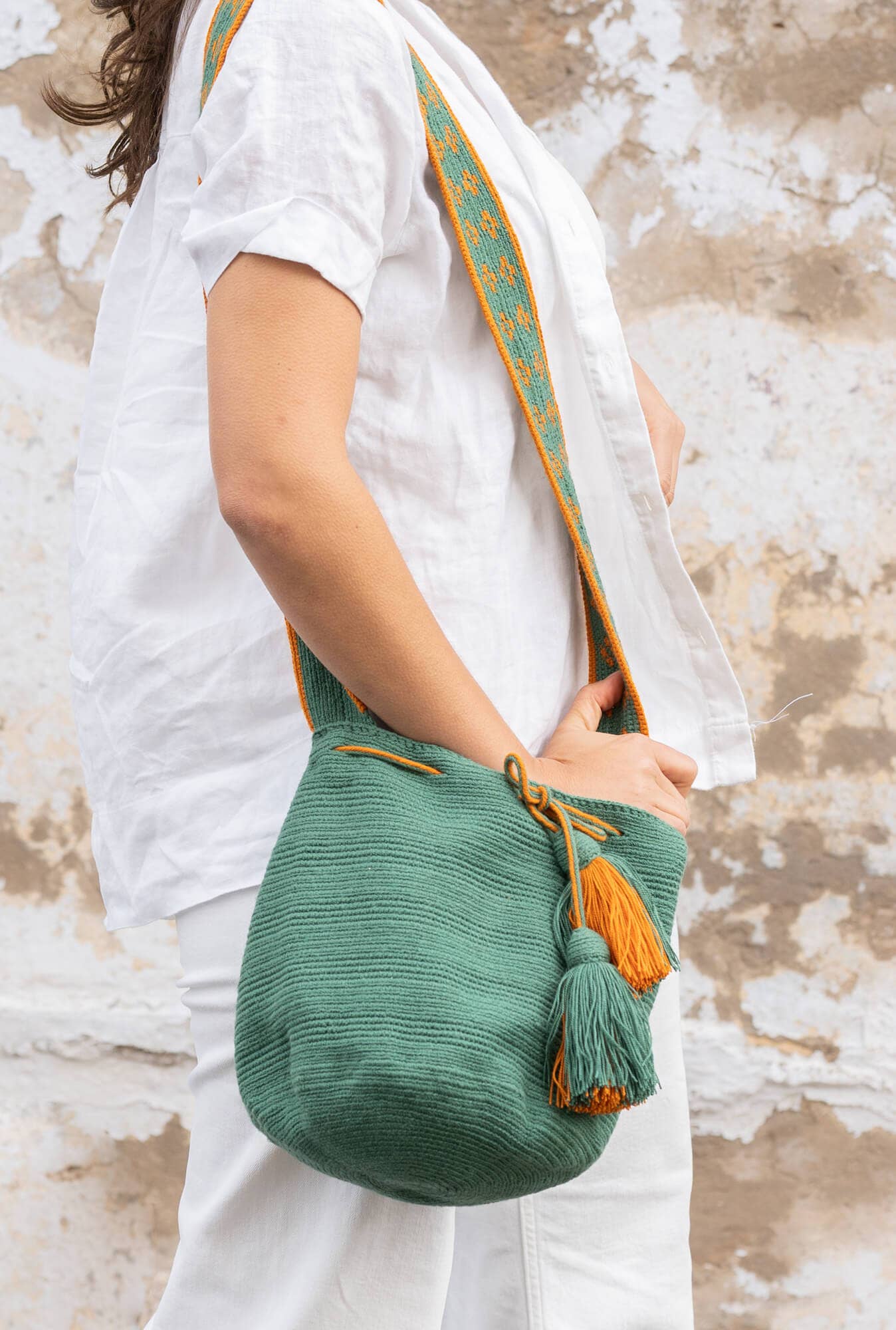 One Thread Collective – Großhandel Umhängetasche - Damen – Oliva Wayúu-Mochila – traditionell gehäkelte Umhängetasche1