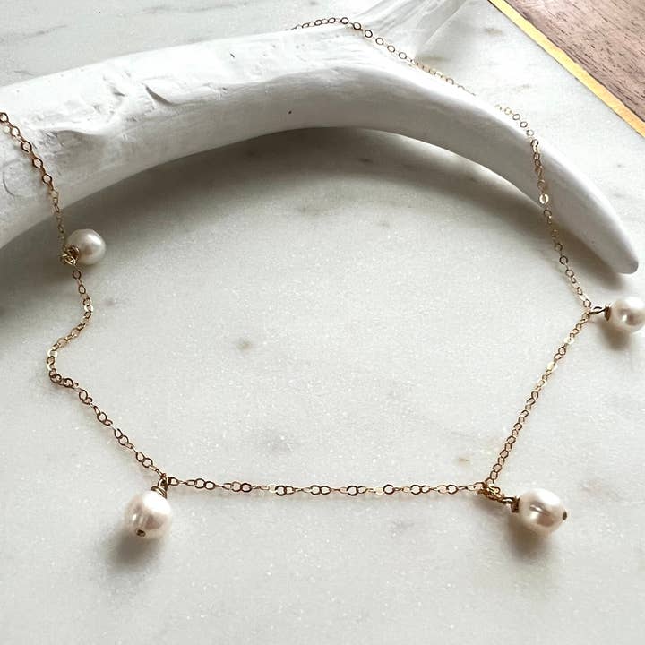 Georgia Marie Designs – wholesale Choker/Krage – 14K Guldfylld sötvatten Pearl Choker • Vit Pearl Choker • Guldskiktning Halsband • Guldstapling Halsband • Gåvor till fru, flickvän