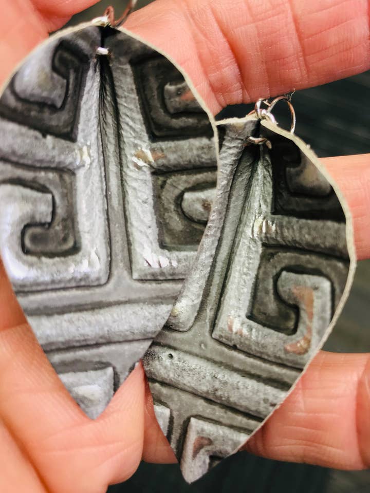 Pétale de clé grecque grise pour la vente par Cre8tv Qn