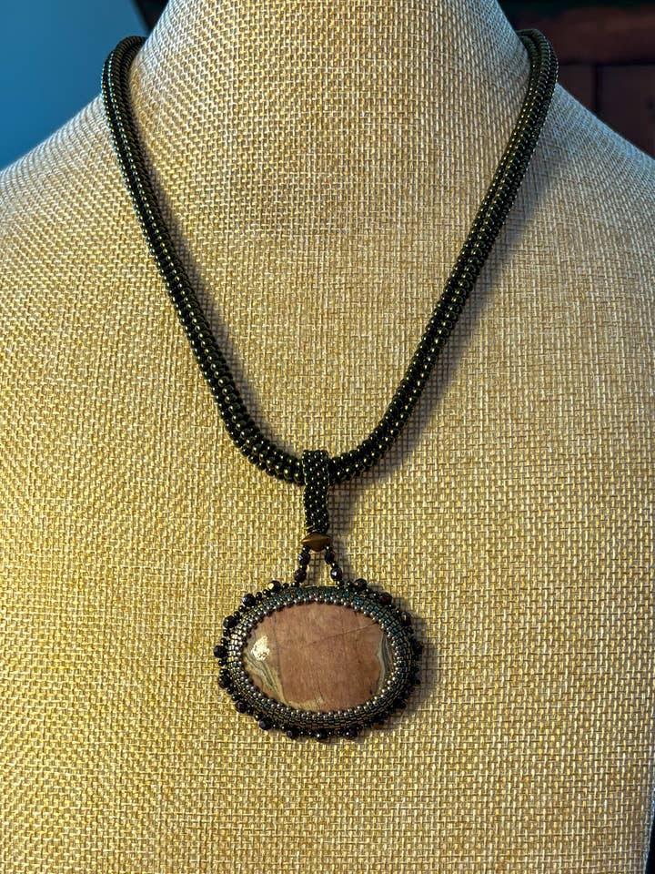 Colar de Cabochão de Jaspe Bordado com Missangas e Espinha de Peixe por atacado de Two Snowy Egrets