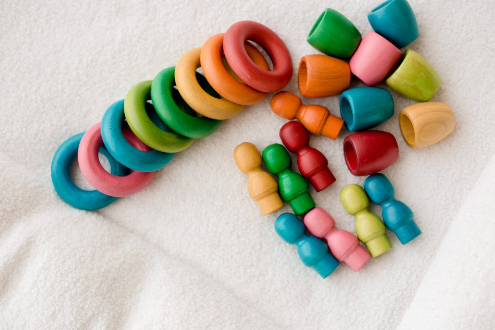 Q Toys – Großhandel Spielzeugset – Kinder – Rainbow People Becher und Ringe6