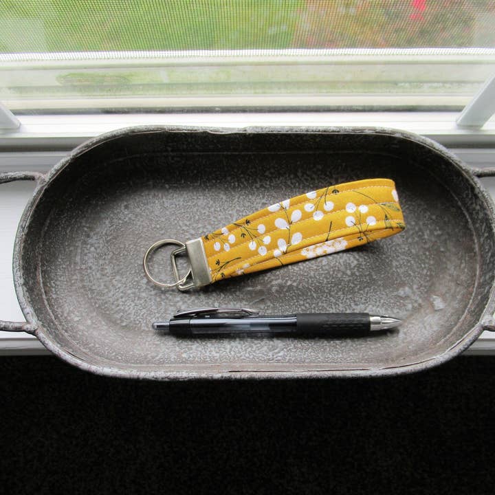 Thread and Purls – Großhandel Schlüsselanhänger – Damen – Schlüsselanhänger-Armband, Stoff-Armband-Schlüsselbund, Gelber Schlüsselanhänger, Handgelenkband, Schlüsselanhänger-Armband, Blumen-Armband-Schlüsselbund4