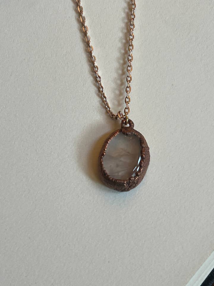 Collar de piedra de cobre electroformado de cuarzo rosa rosa para venta al por mayor de Bare Bones Jewelry London