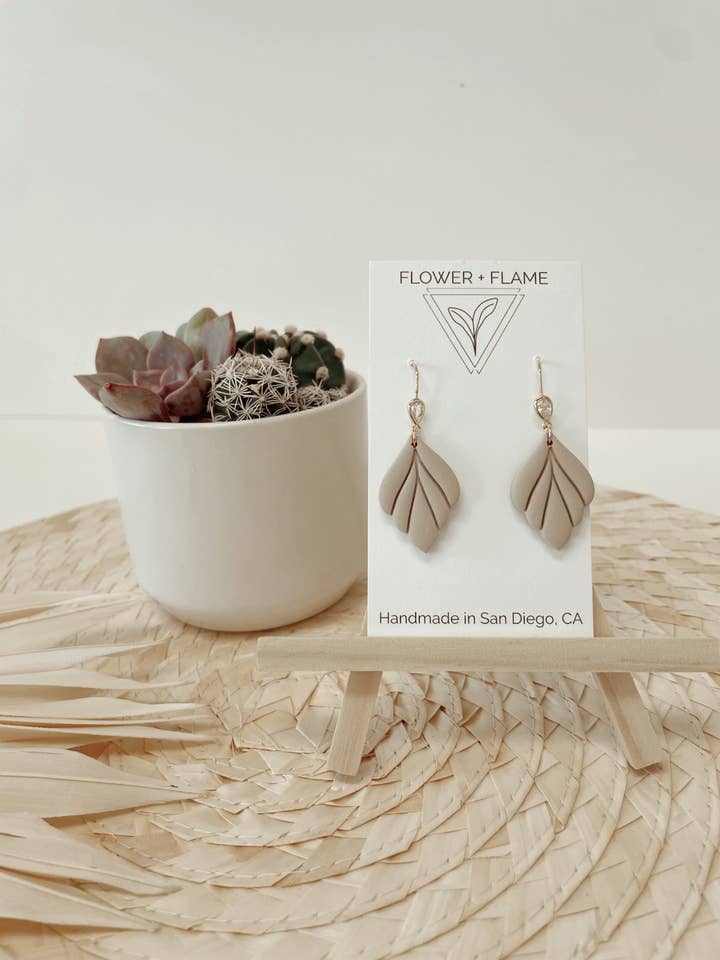 Der Phyllon-Ohrring | Beige für den Großhandel von Flower & Flame