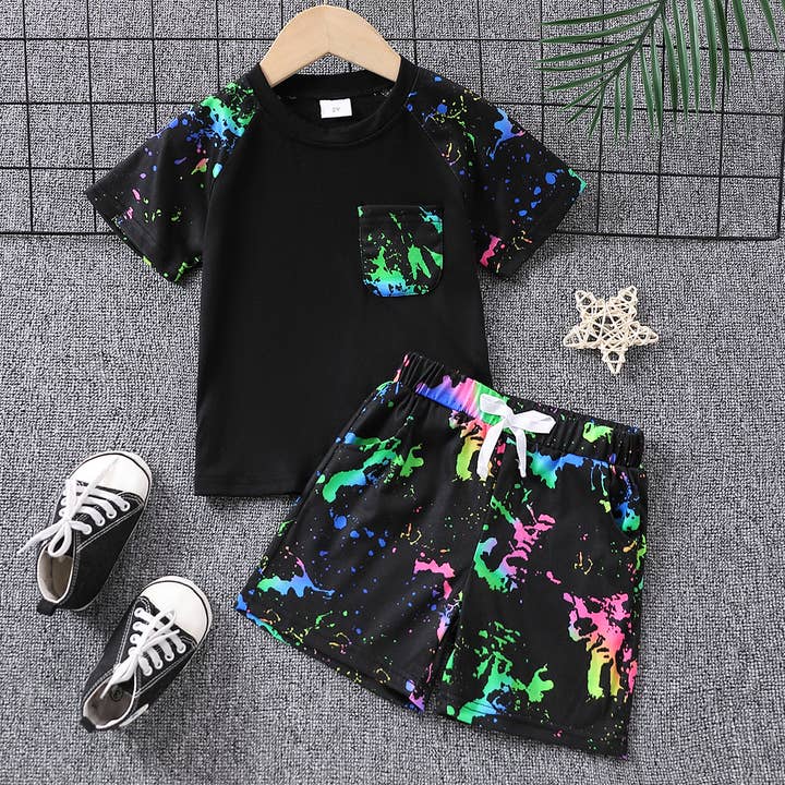 Set 2 pezzi maglietta e pantaloncini graffiti per bambino. per la vendita all'ingrosso da parte di PatPat