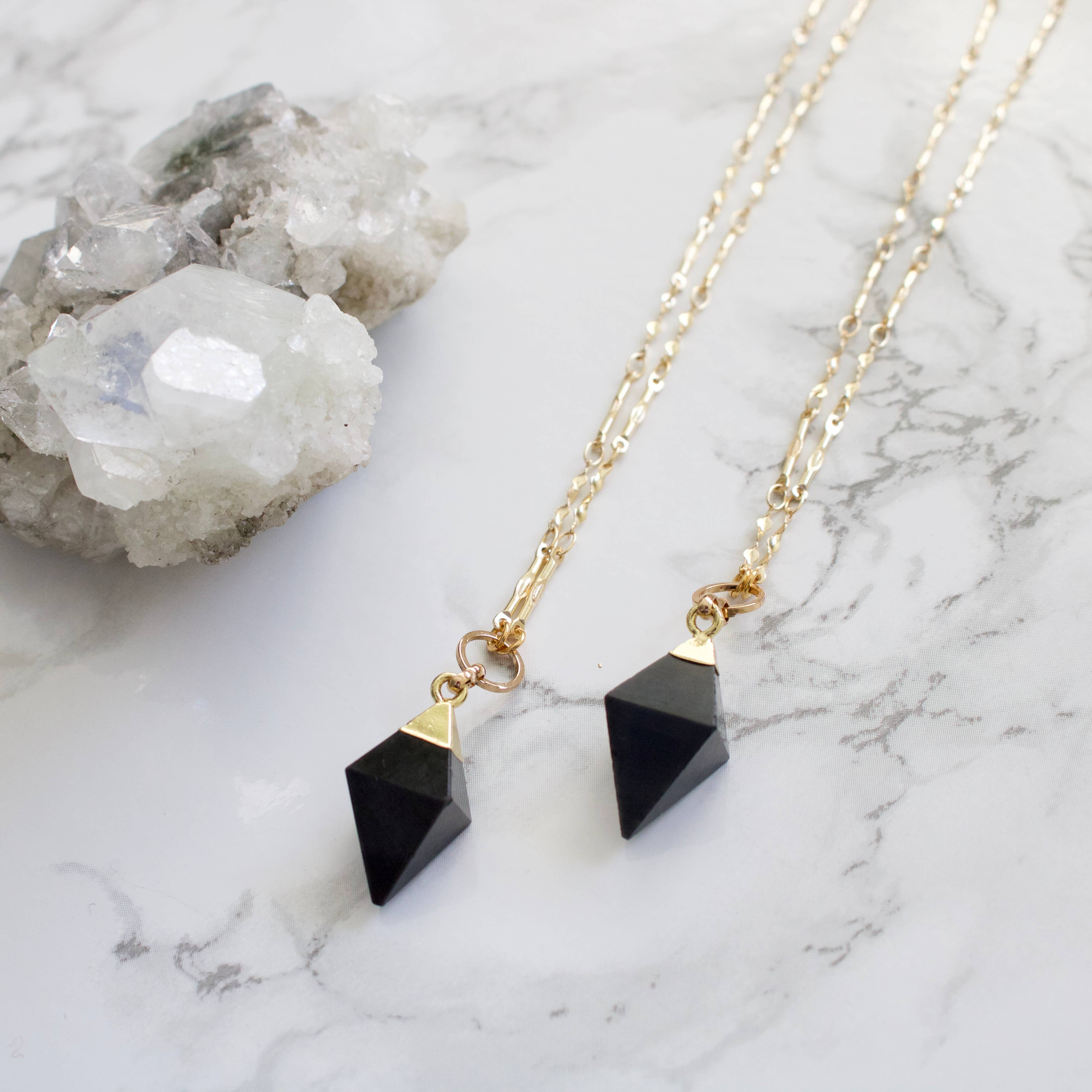 TISH jewelry – Engroshandel Halskæde med vedhæng – Holly//Sort agat Pyramid Halskæde2