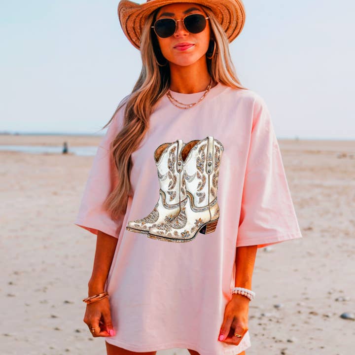 T-shirt graphique de cowgirl western avec fausses pierres précieuses. pour la vente par Gia Gifts Boutique