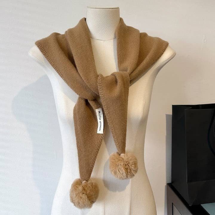 Écharpe triangulaire en laine unie avec pompon amovible pour la vente par Plush Looks