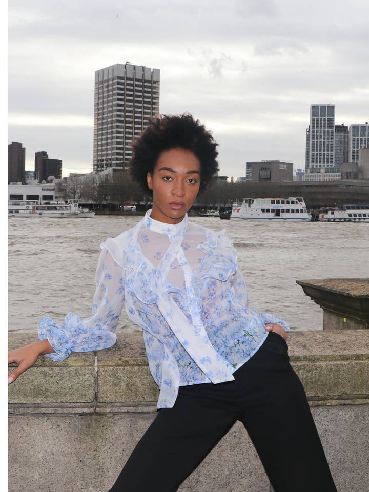 Blusa Blanca Hazel con Flor Azul Estampada for wholesale by SOHUMAN