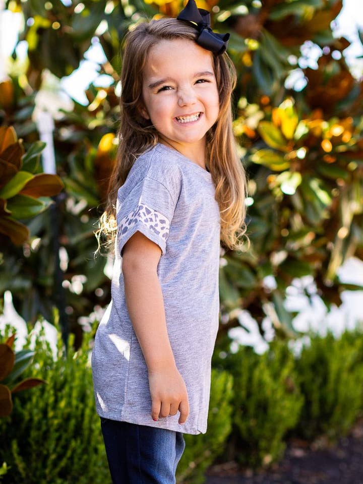 GRY Camiseta Leopard Livin' - Camiseta gris Leopard Ringer para niña de venta al por mayor en Faire