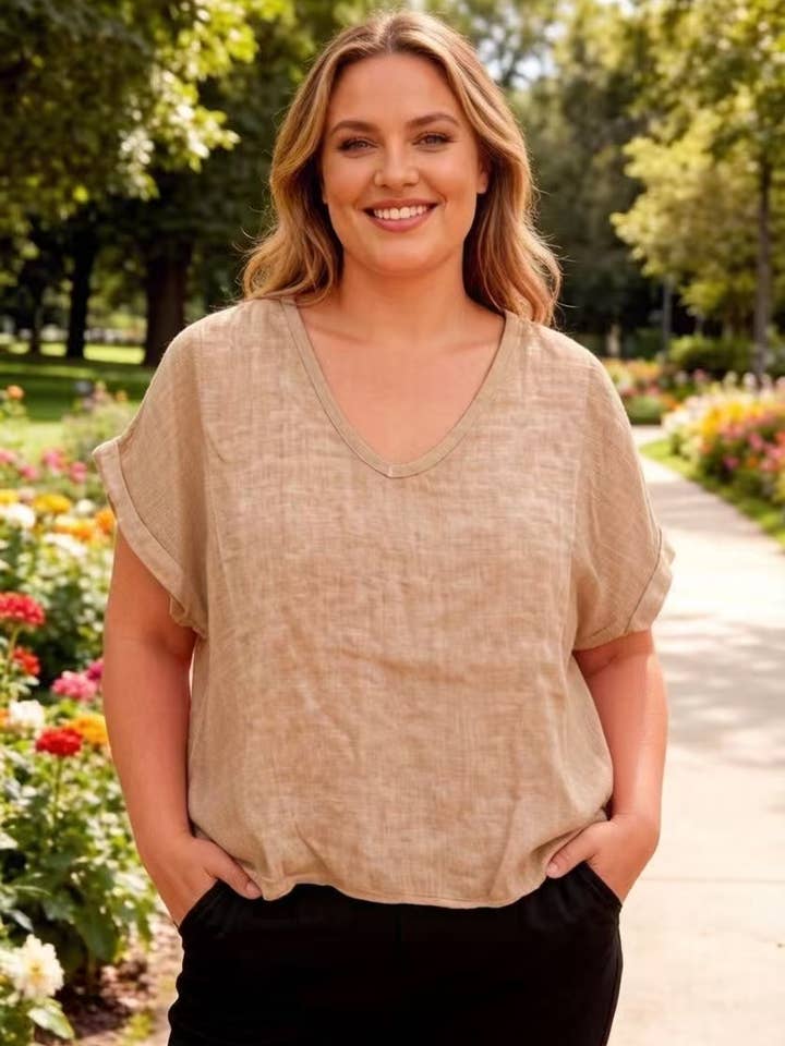 Camicia in lino taglie forti con scollo a V e maniche corte REF. 4897 per la vendita all'ingrosso da parte di Lea & Luc - Grandes Tailles