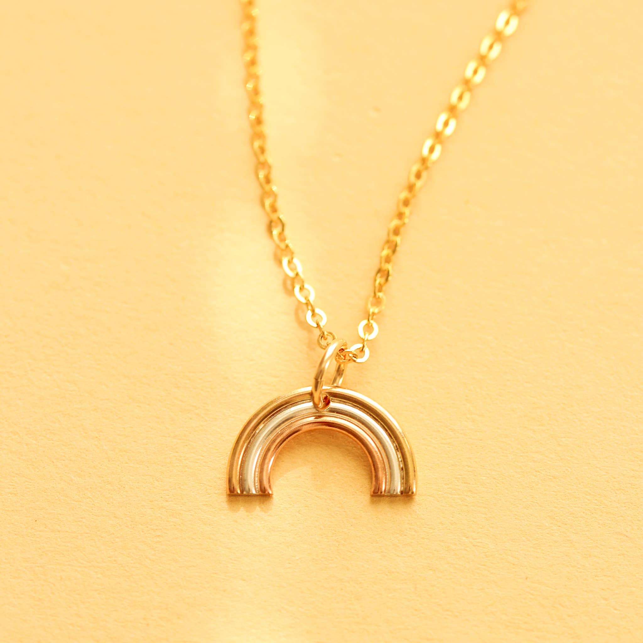 Everly Made – Engroshandel Halskæde med vedhæng – Rainbow halskæde1