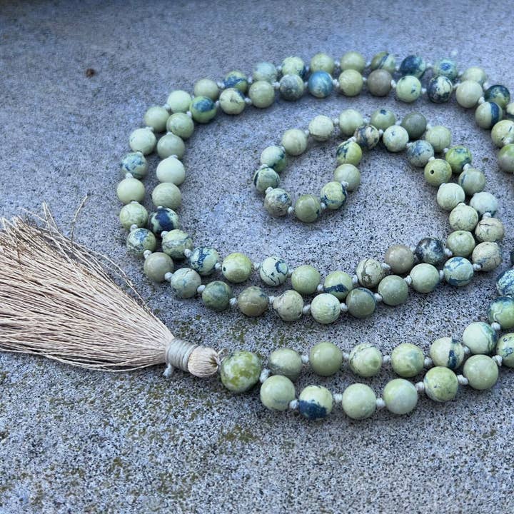 Lungta Imports - Venta al por mayor Collar de cuentas de oración - Mala natural de serpentina con nudos a mano, 108 cuentas, rosario para meditación, collar japa, incluye bolsa de seda gratis3