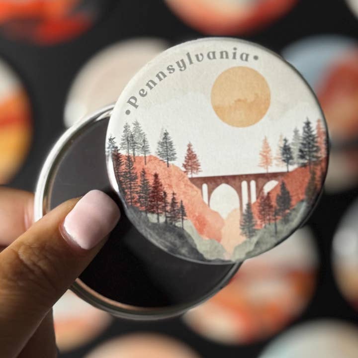 Aimant de l'État de Pennsylvanie - Bohème minimaliste - Palette terreuse pour la vente par Tieu Magnetic