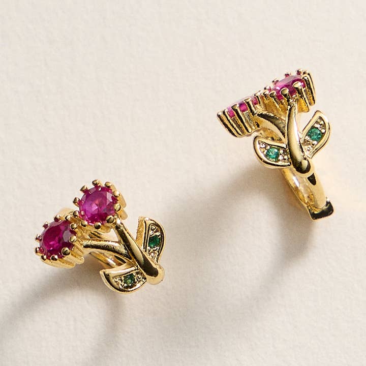 Orecchini a lobo a forma di fiore con rubini e smeraldi placcati in oro – Realizzati in Corea per la vendita all'ingrosso da parte di Frem