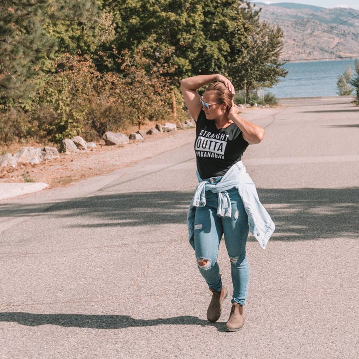 Camiseta relajada para mujer Straight Outta the Okanagan 1 para venta al por mayor de 351 Apparel