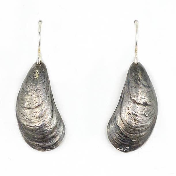 Musling Shell øreringe - oxideret sterlingsølv for engroshandel hos Morning Moon Nature Jewelry