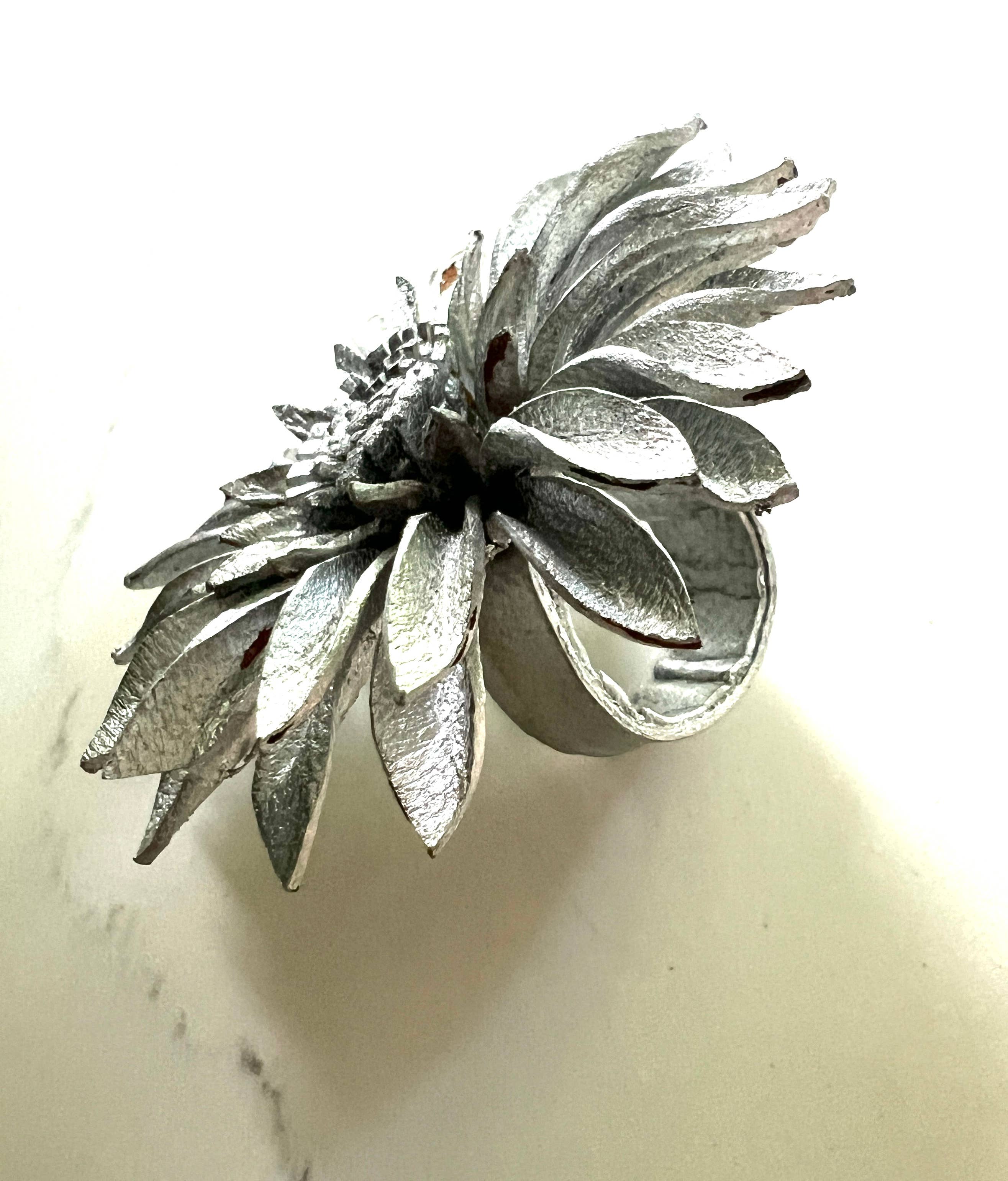 Erik & Mike – wholesale Cocktail/Statement Ring – Blomring Läder solros justerbar ring Silver1