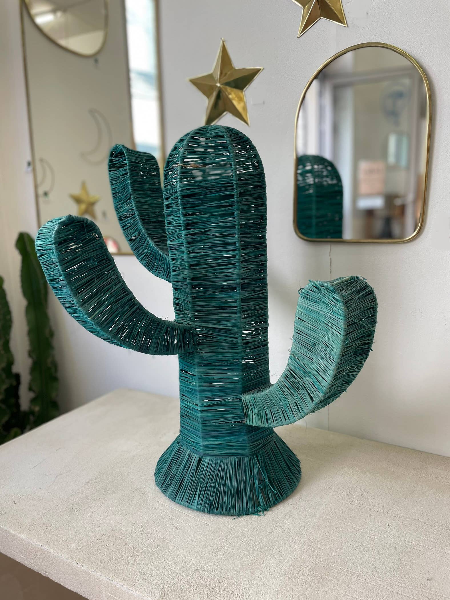 BAHIA HOME – wholesale Dekorativt bordsobjekt – Handflätad kaktus i raffia - grön2