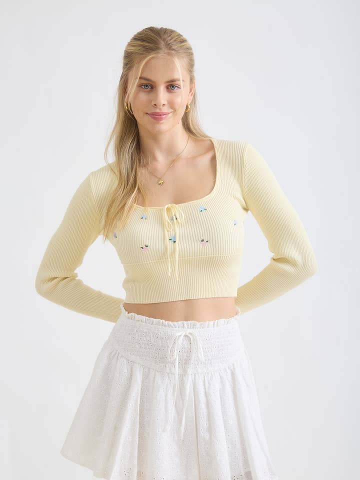 PULL COURT EN MAILLE AVEC BRODERIE FLORALE ET NŒUD FRONTAL pour la vente par The Workshop Studio