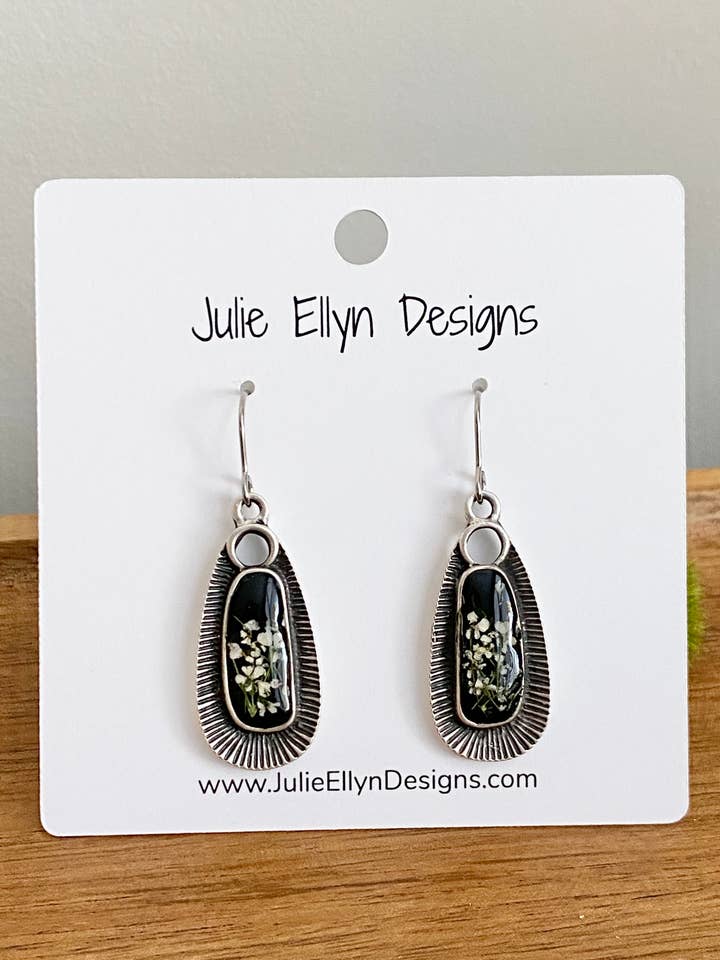 Orecchini botanici - Orecchini floreali bianchi anticati per la vendita all'ingrosso da parte di Julie Ellyn Designs