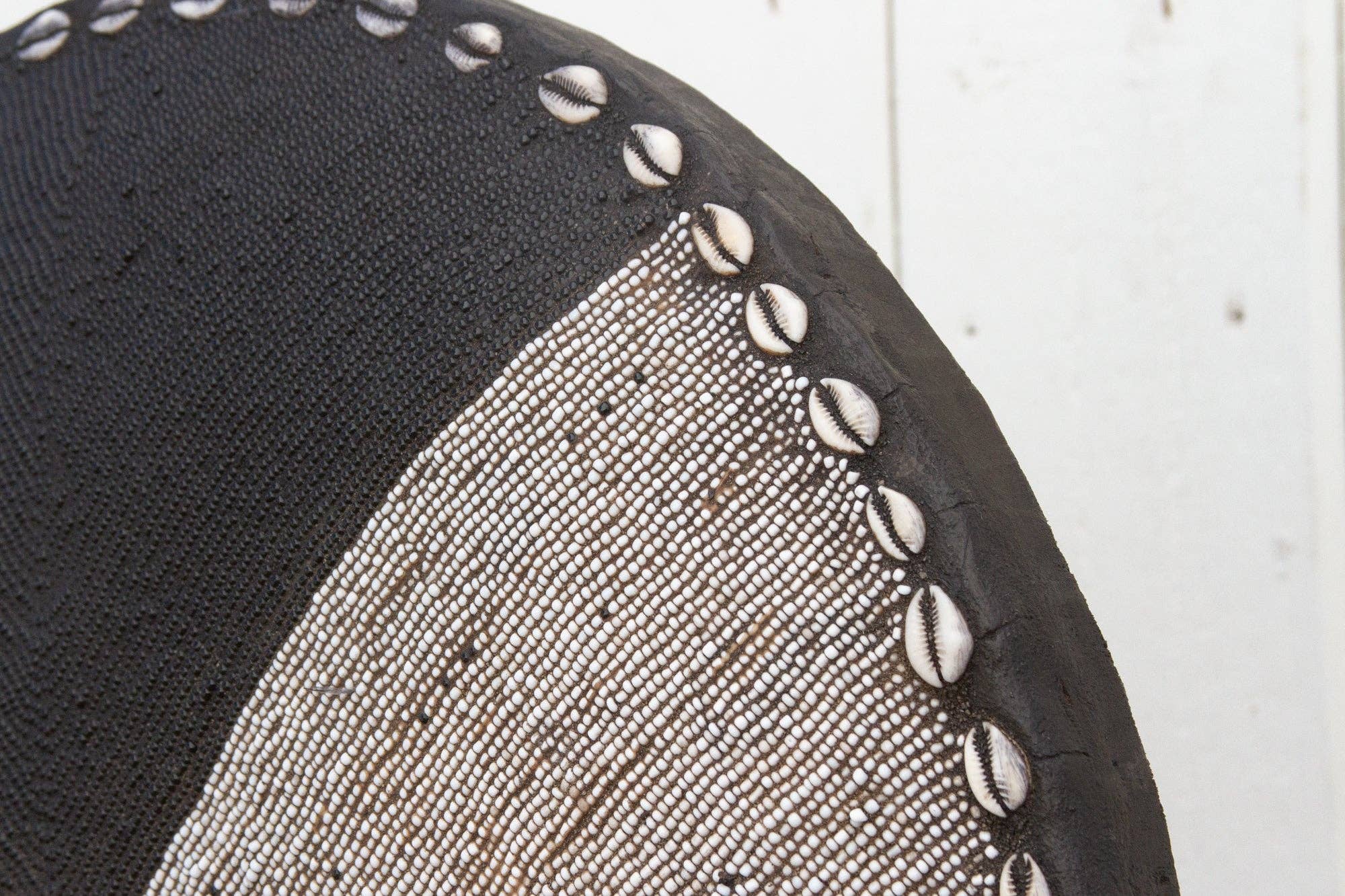 De-cor - Venta al por mayor Bandejas/platos/boles decorativos - Escudo africano con cuentas en blanco y negro sobre soporte7