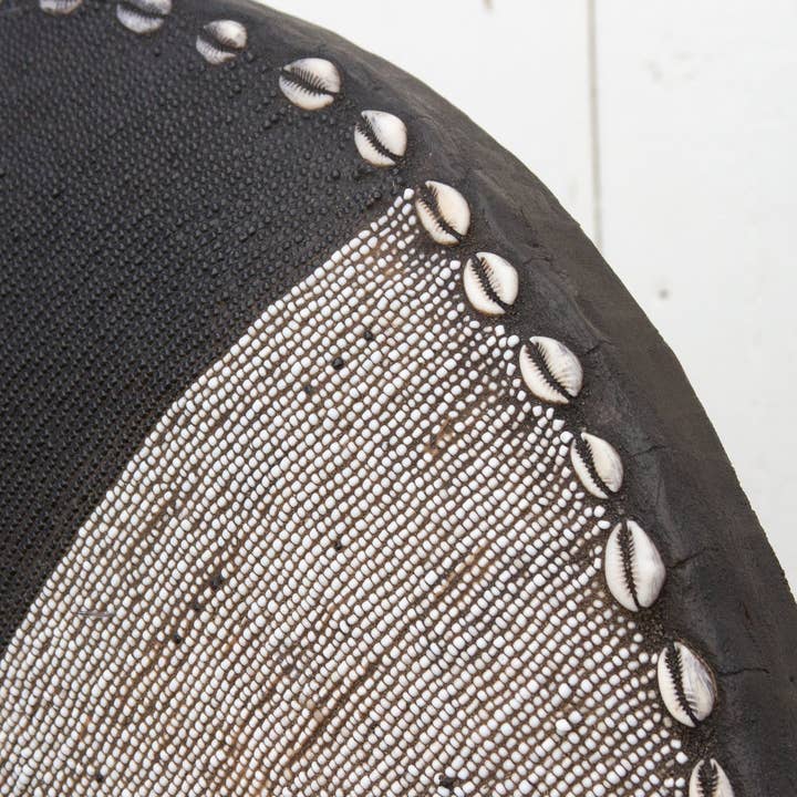 De-cor - Venta al por mayor Bandejas/platos/boles decorativos - Escudo africano con cuentas en blanco y negro sobre soporte7