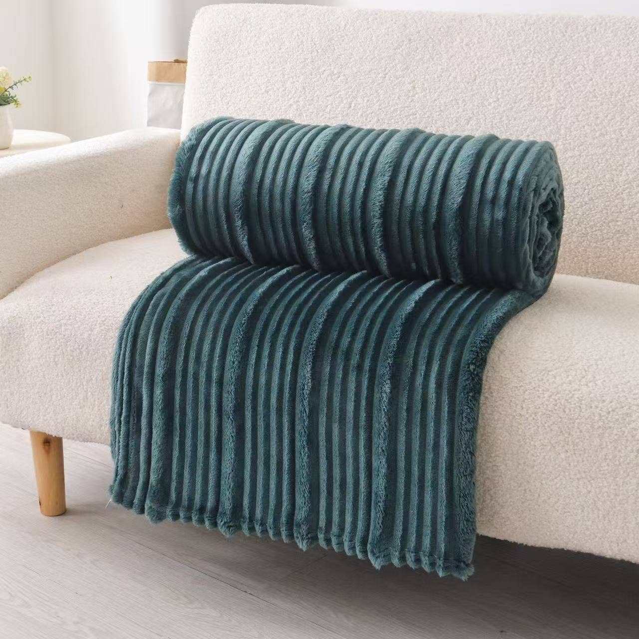FLUFFERY - Wholesale Throw Blanket - Plush Flunnel Throw – Ultra Soft Ribbed Blanket Texture6
