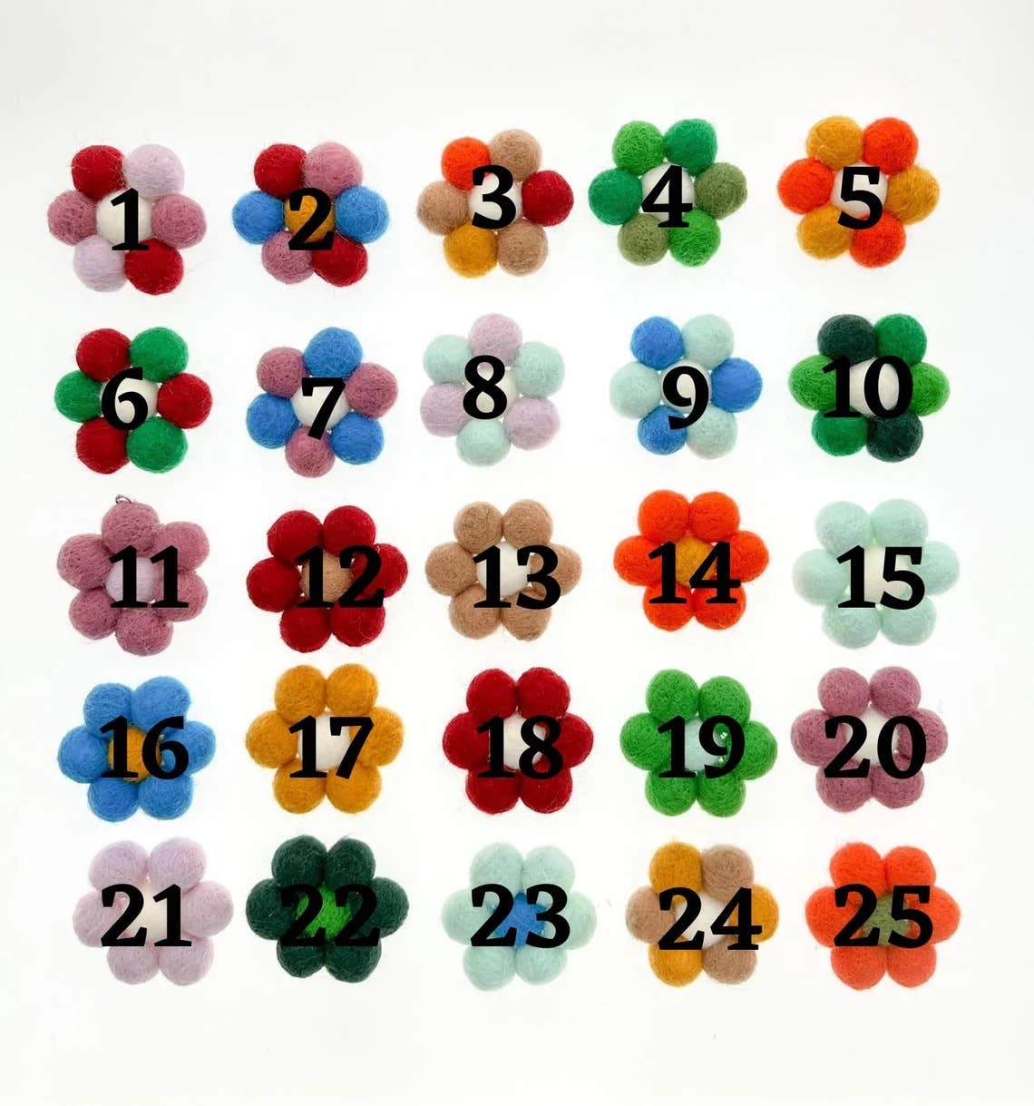 Blanco y Amarillo Pinzas para ventilación de coche Weavey Studio con diseño de flores de venta al por mayor en Faire1