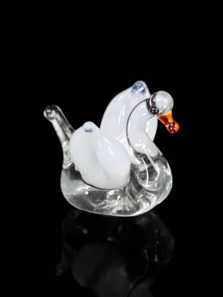 Figurine de cygne, mini objet de collection en verre, fait main en Ukraine pour la vente par Glass by Iness