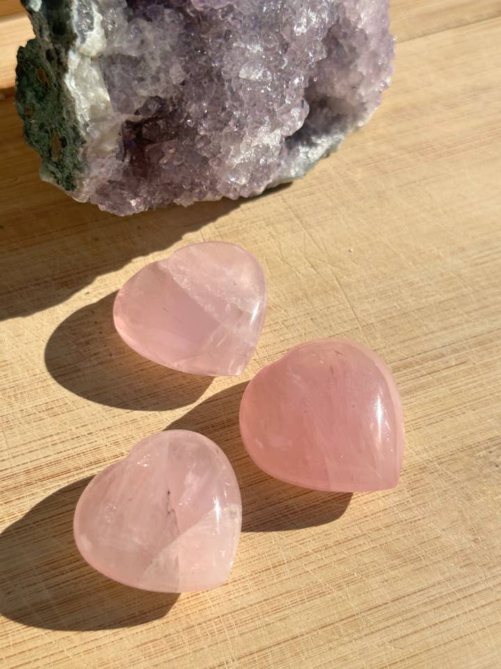 Mini-sculptures en forme de cœur en quartz rose pour la vente par Essential Sage