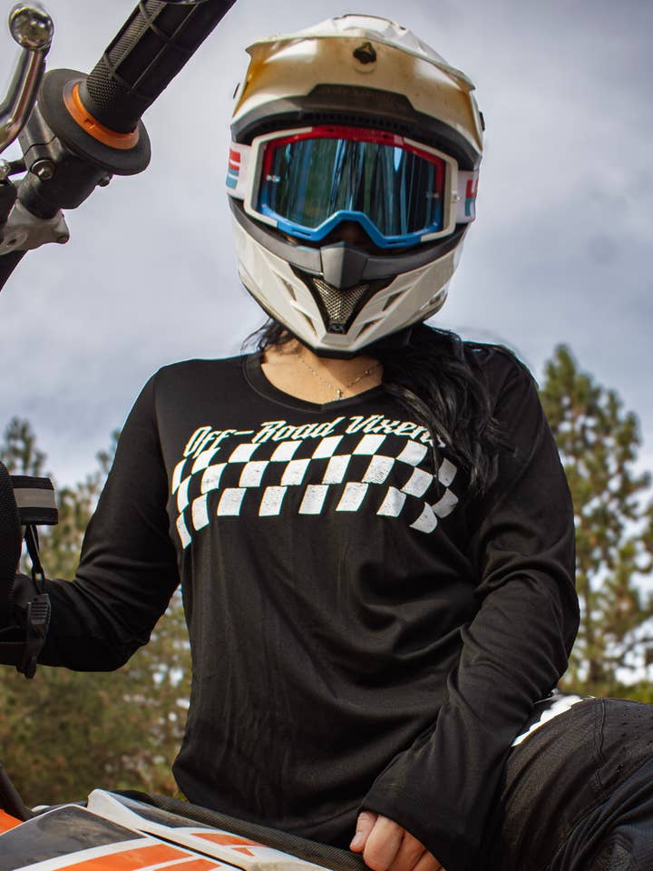 Karierte Flagge Leichtgewicht-Jersey/Tech-T-Shirt für den Großhandel von Off Road Vixens Clothing Co.