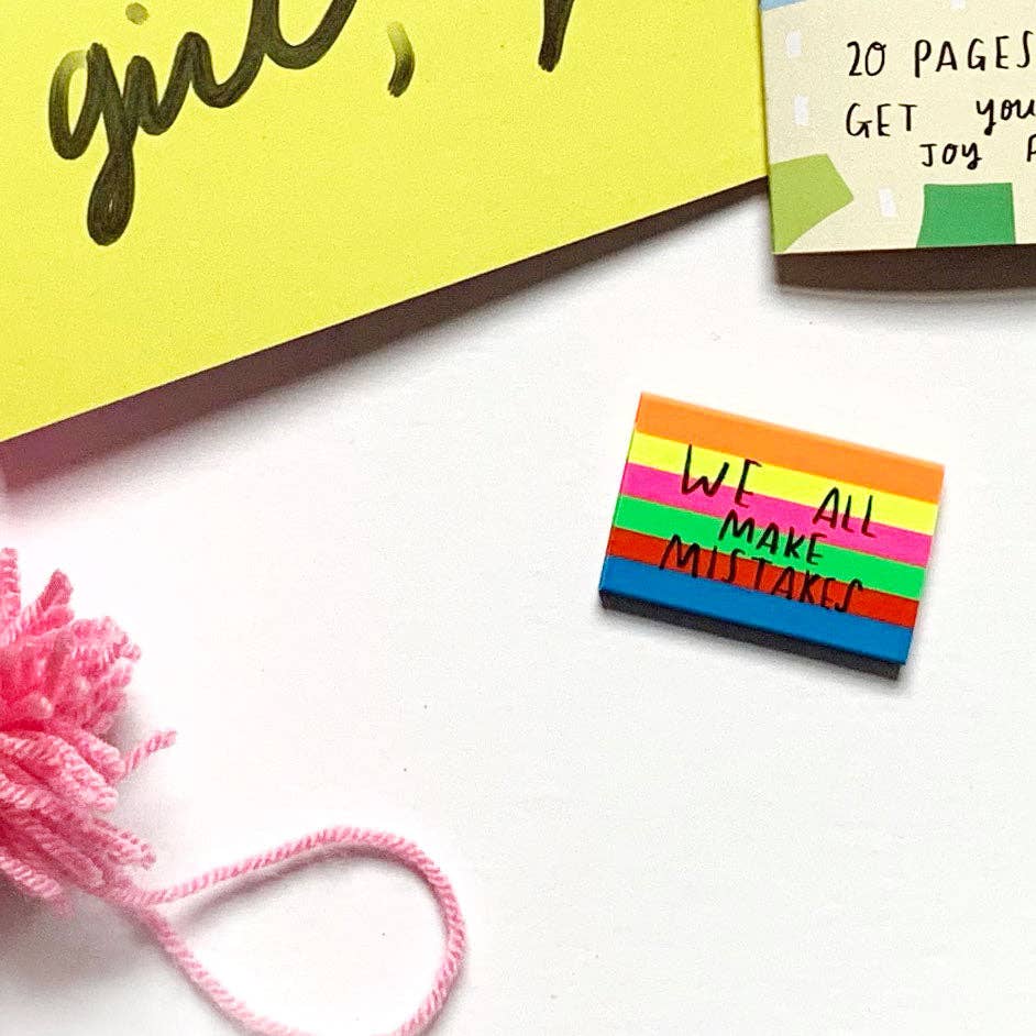 Nicola Rowlands - Wholesale Gum - Gum met regenboogkleur en tekst 'We all make mistakes'2
