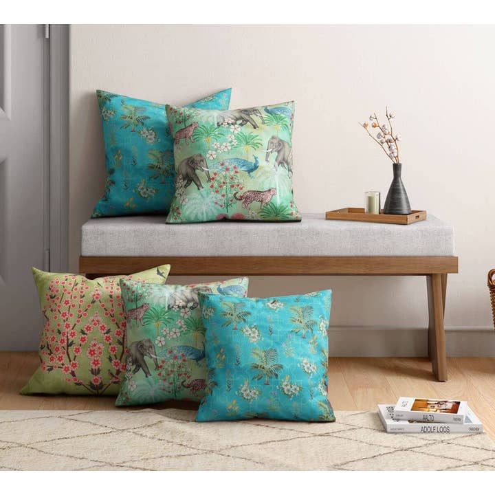 Ensemble de 5 housses de coussin en velours Bougainvillea Delights, 12 x 12 pouces pour la vente par India Circus