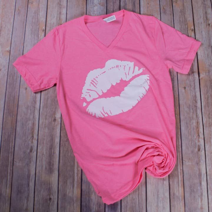 Valentine Lips Tee - Neonroze V-hals voor wholesale door Sweet Caroline Boutique