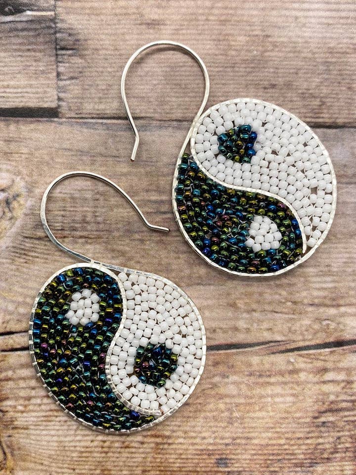 Brincos de gancho com frisadas Yin Yang por atacado de Naomi Star Designs