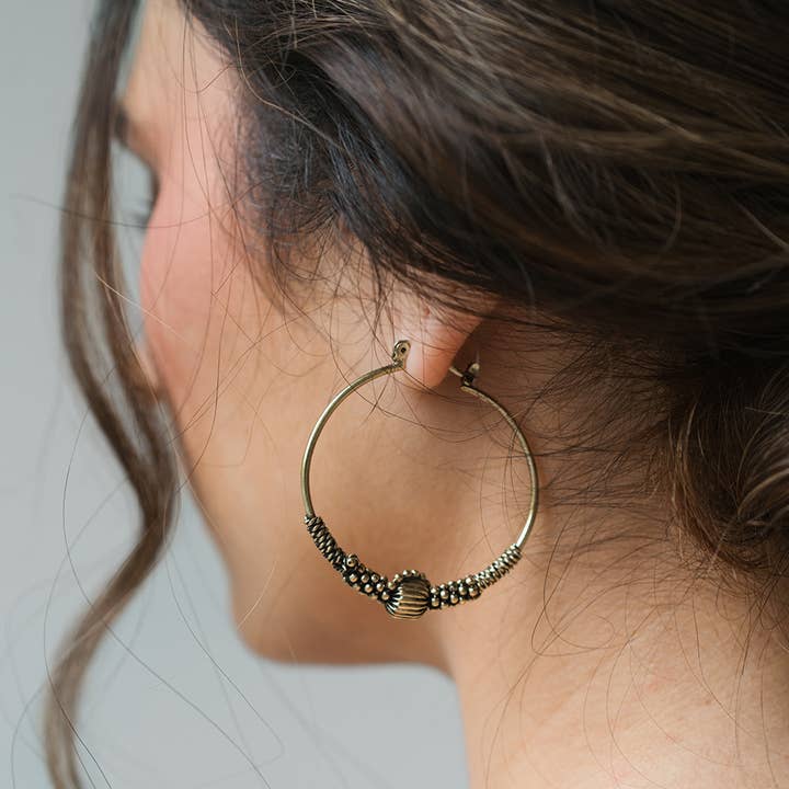 Matr Boomie Fair Trade – Brincos de argola por atacado – Brincos de argola em ouro Rani - comércio justo, feitos à mão1