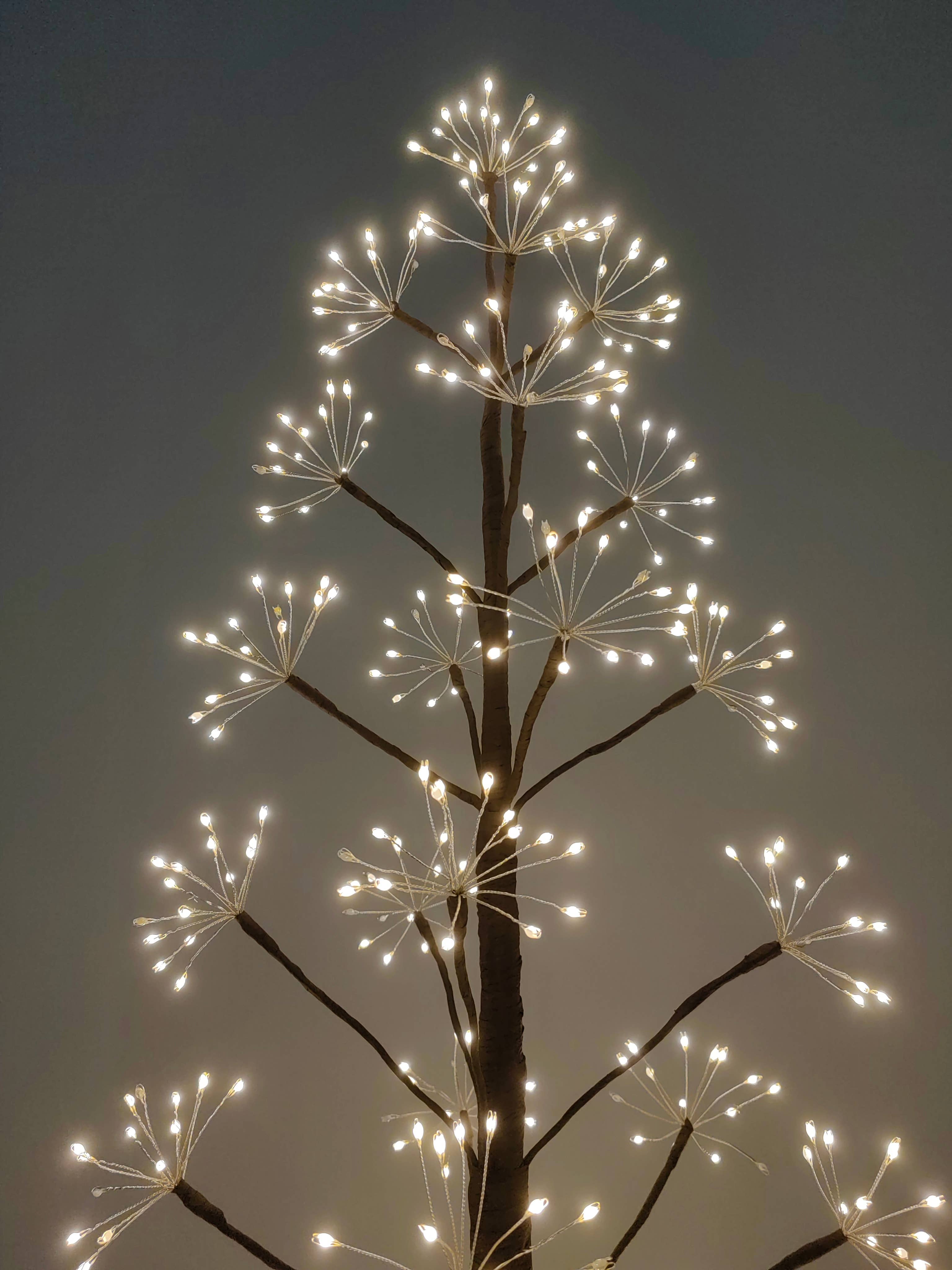 Hi-Line Gift Ltd. - Vendita all'ingrosso Decorazione natalizia - Albero a grappolo LED marrone da 1,5 m con 720 LED bianchi caldi2