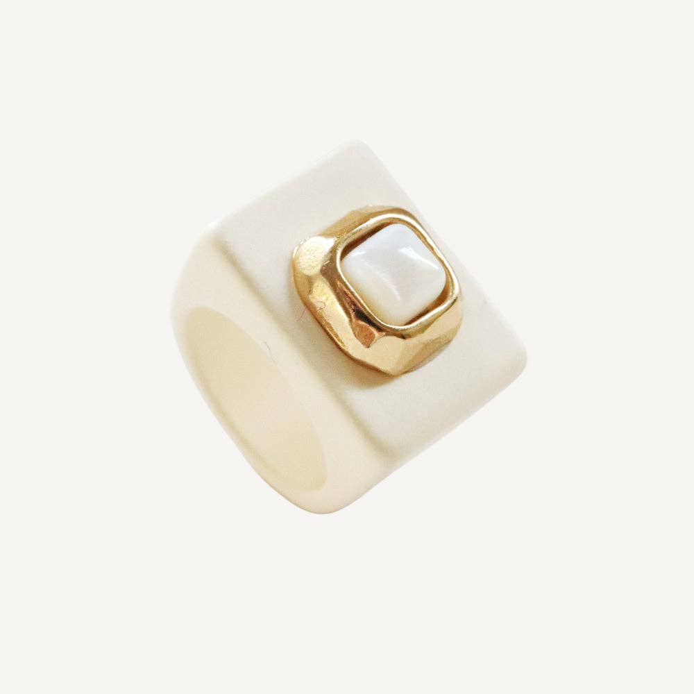 ÉMOLO – wholesale Cocktail/statement ring – Beige large costume jewelry rings with natural mother-of-pearl stone0