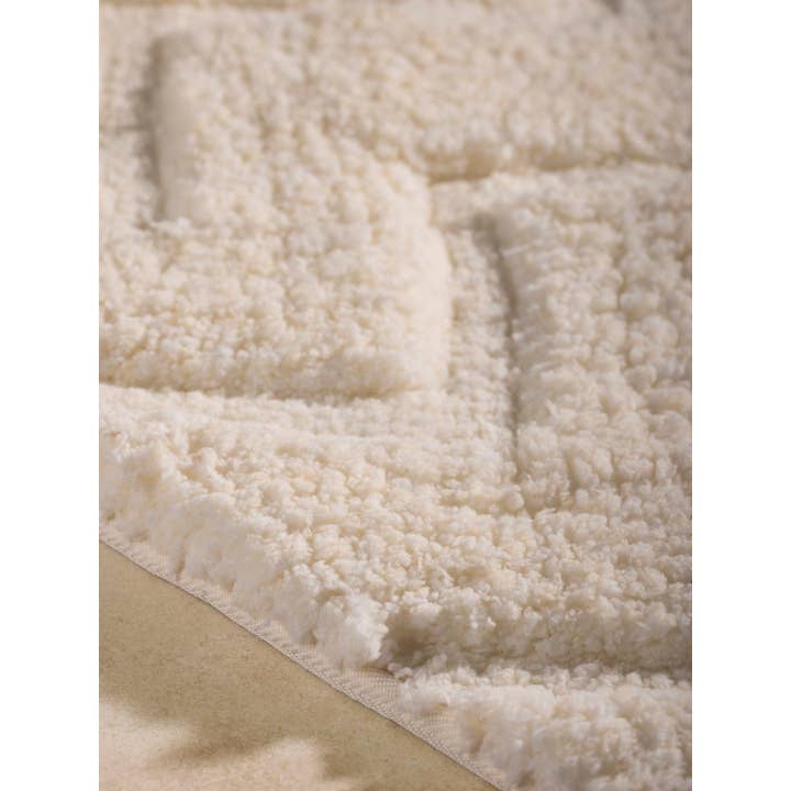 GAURI KOHLI - Wholesale Bath Mat - Vantaa Plush Microfiber Bath Mat - 24″×36″2