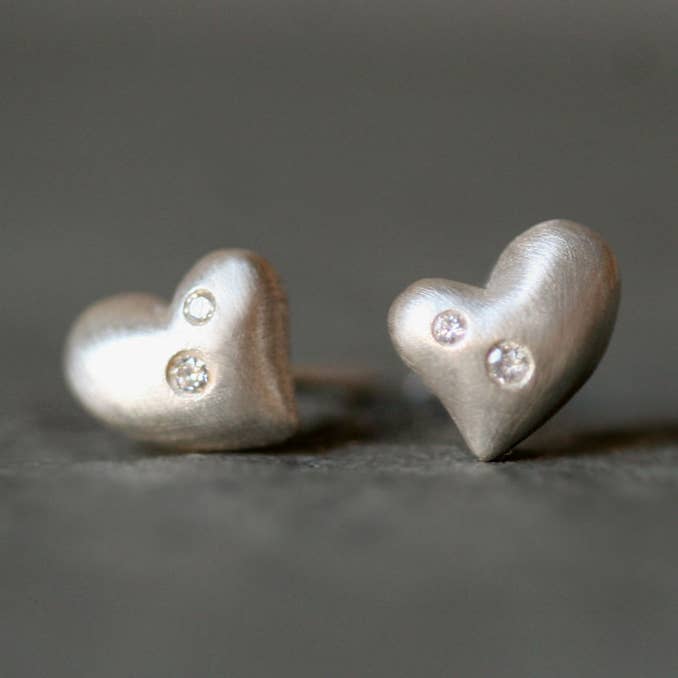 Orecchini a bottone a forma di cuore Puffy in argento Sterling con diamanti per la vendita all'ingrosso da parte di Michelle Chang