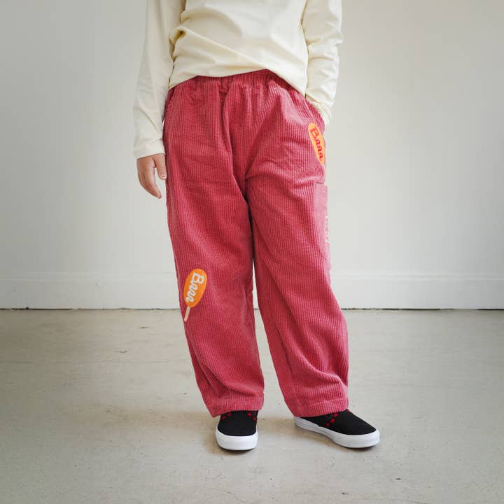 PANTALON EN VELOURS CÔTELÉ POUR ENFANTS AVEC BRODERIE DE CORN DOG pour la vente par Brrr