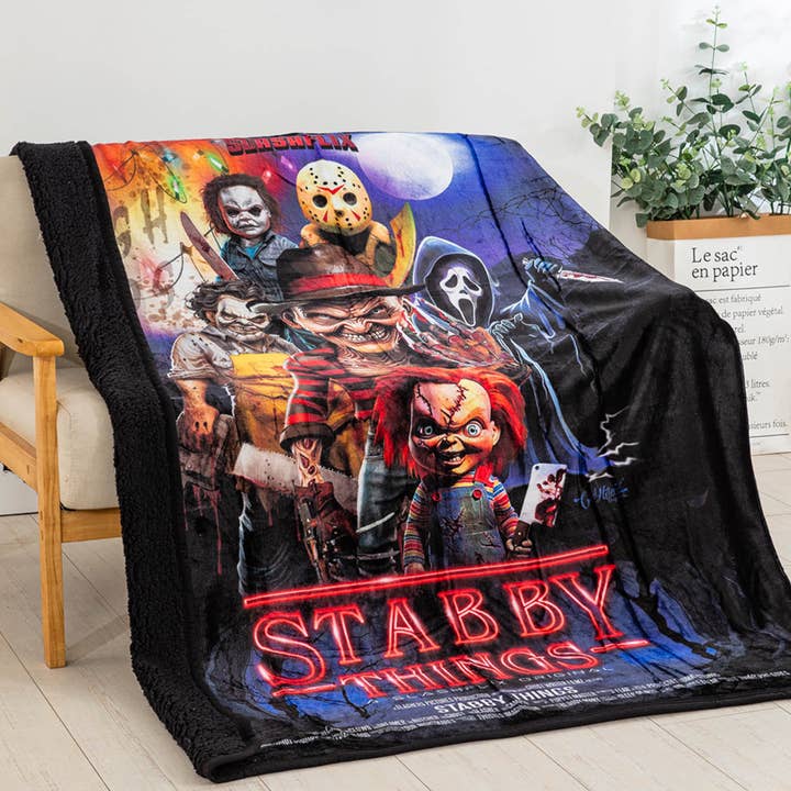 SquatchSwag – wholesale Prydnadsfilt – Stabby Things -Horror Sherpa-fodrad dun/filt