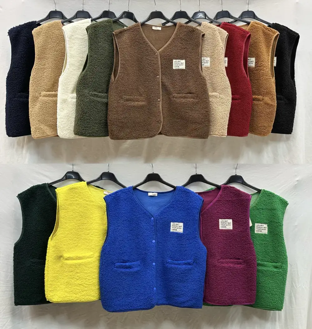 Mimi & Gogo – Großhandel Oberbekleidungsweste – Damen – Moumoute-Weste mit Abzeichen @3418_GiEcussonMoumoute22