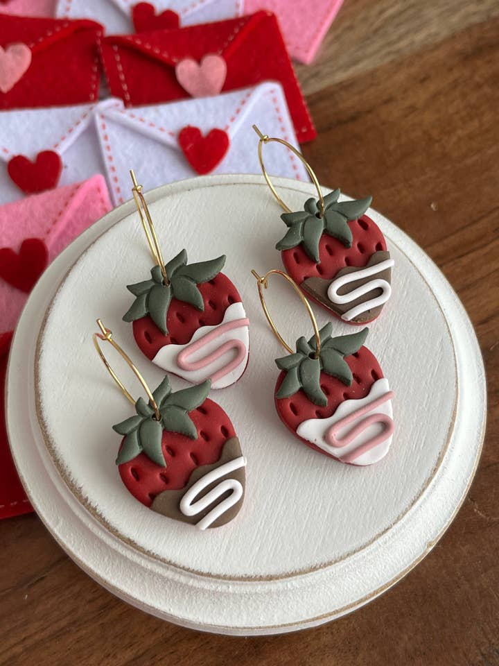 Grandi cerchi per fragole ricoperti di cioccolato per la vendita all'ingrosso da parte di Happy and Hannahmade