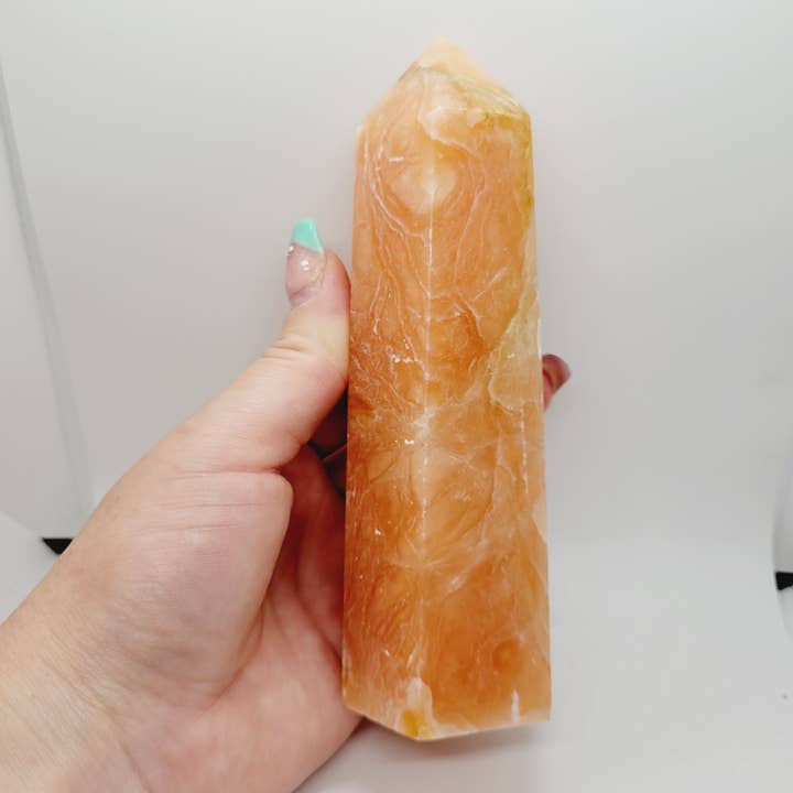 Grandes tours métaphysiques en calcite torsadées orange pour la vente par The Raven's Edge