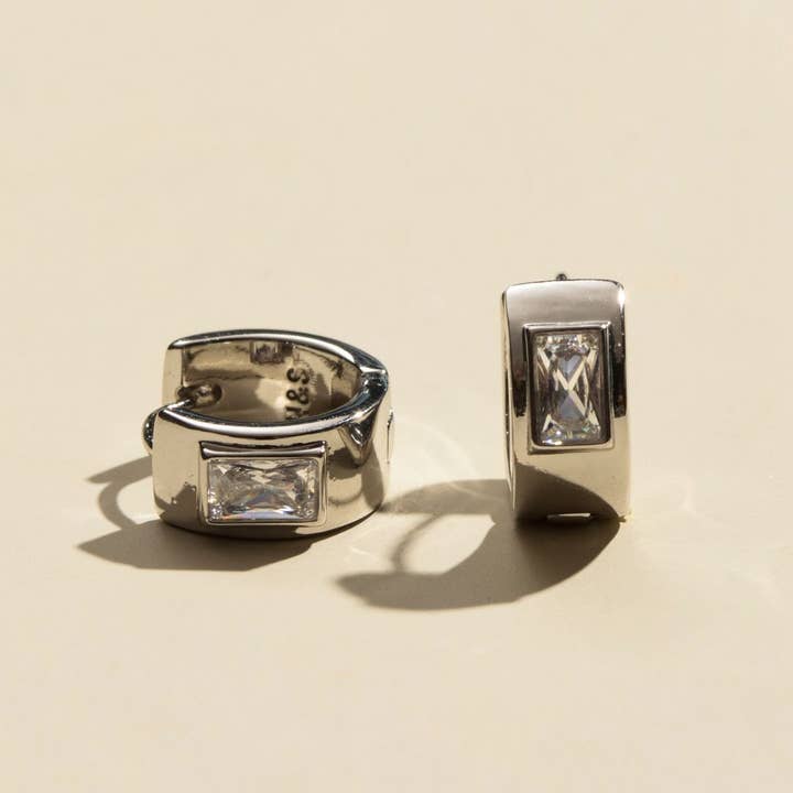 Huggies à Baguette Classique Argentée pour la vente par Nickel and Suede